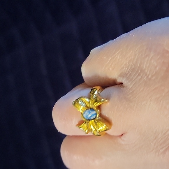 Vintage Avon Gold Bow Ring with Blue Gem - Picture 2 of 8